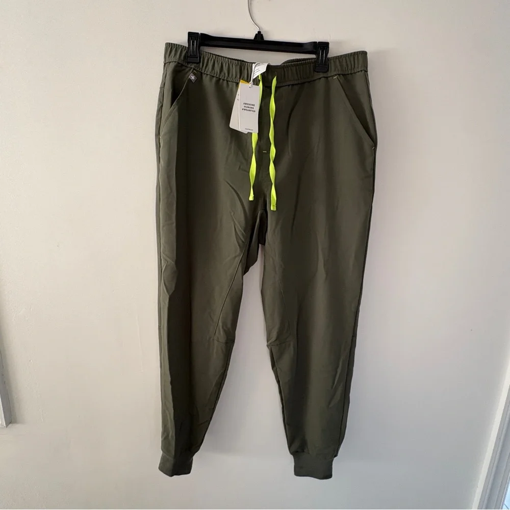 NWT FIGS Mens Scrub Set Chisec Top and Tansen Jogger Pants XL Moss Green